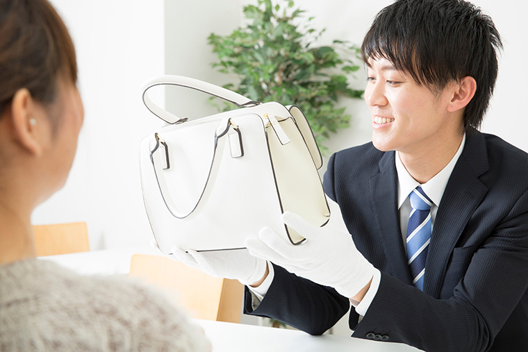 ブランドバッグを買取査定に出すイメージ